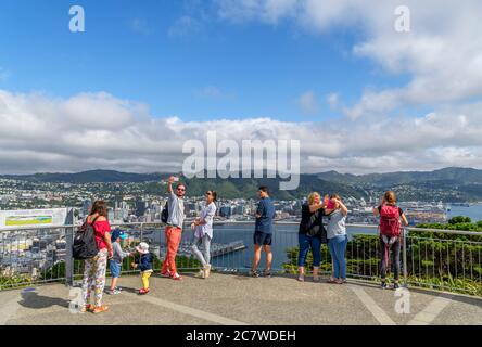 I turisti scattano foto del quartiere centrale degli affari dal Mount Victoria Lookout, Wellington, Nuova Zelanda Foto Stock