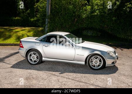 Mercedes Benz SLK 32 AMG parcheggiata in un parcheggio di campagna in ghiaia nel Derbyshire in una giornata di sole Foto Stock