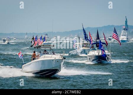 STATI UNITI. 19 luglio 2020. Un gruppo chiamato Boaters for Trump New York ha organizzato la prima Trump Boat Parade and Flotilla sul fiume Hudson di New York chiamata "TrumpStock" il 19 luglio 2020 per mostrare il sostegno a Trump nel suo stato di origine. (Foto di Erik McGregor/Sipa USA) Credit: Sipa USA/Alamy Live News Foto Stock