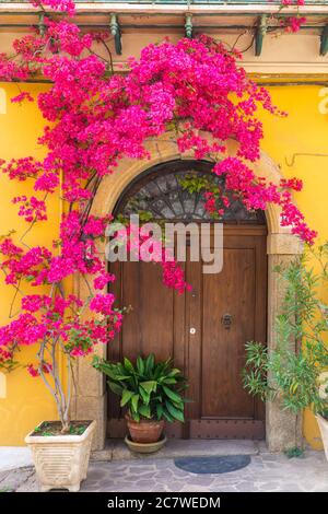 Esterno della casa italiana con fiori di bouganville sulle mura di Positano, Costiera Amalfitana, Campania, Italia. Orientamento verticale Foto Stock