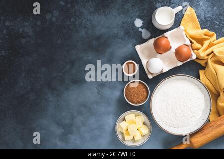 Cottura degli ingredienti su sfondo blu con spazio per la copia di testo, design o ricetta. Pane dolce o ingredienti per la cottura della torta Foto Stock