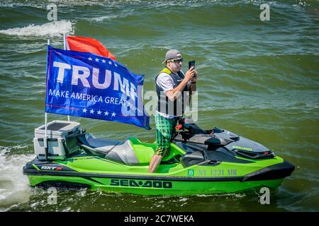 STATI UNITI. 19 luglio 2020. Un gruppo chiamato Boaters for Trump New York ha organizzato la prima Trump Boat Parade and Flotilla sul fiume Hudson di New York chiamata "TrumpStock" il 19 luglio 2020 per mostrare il sostegno a Trump nel suo stato di origine. (Foto di Erik McGregor/Sipa USA) Credit: Sipa USA/Alamy Live News Foto Stock