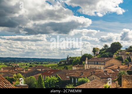 Veduta aerea della vecchia città medievale francese Saint Emilion con vigneti in Aquitania, Francia. Famosa regione vinicola francese Foto Stock