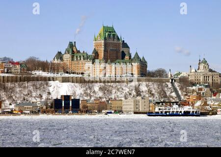 Chateau Frontenac e il fiume congelato San Lorenzo a Quebec City, Quebec, Canada Foto Stock