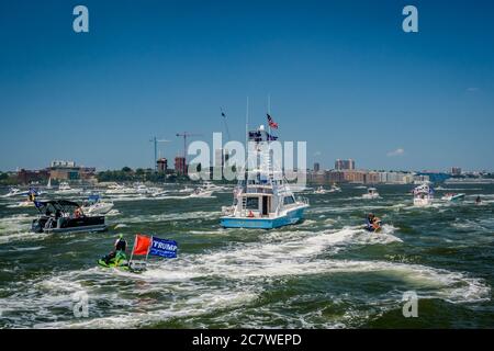 STATI UNITI. 19 luglio 2020. Un gruppo chiamato Boaters for Trump New York ha organizzato la prima Trump Boat Parade and Flotilla sul fiume Hudson di New York chiamata "TrumpStock" il 19 luglio 2020 per mostrare il sostegno a Trump nel suo stato di origine. (Foto di Erik McGregor/Sipa USA) Credit: Sipa USA/Alamy Live News Foto Stock