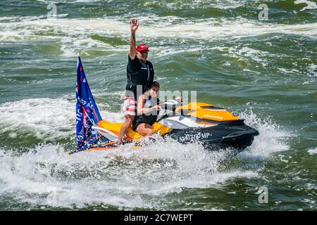 STATI UNITI. 19 luglio 2020. Un gruppo chiamato Boaters for Trump New York ha organizzato la prima Trump Boat Parade and Flotilla sul fiume Hudson di New York chiamata "TrumpStock" il 19 luglio 2020 per mostrare il sostegno a Trump nel suo stato di origine. (Foto di Erik McGregor/Sipa USA) Credit: Sipa USA/Alamy Live News Foto Stock