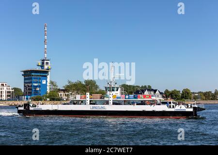 Warnow traghetto CHE BRILLA in servizio tra Warnemünde e Hohe Düne Foto Stock