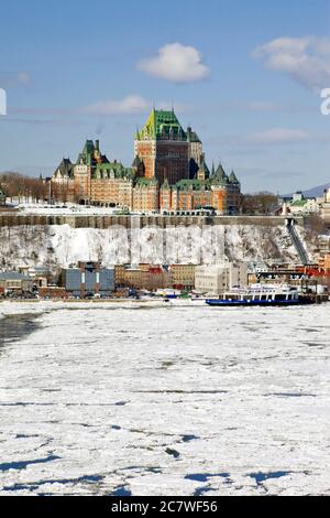 Chateau Frontenac e il fiume congelato San Lorenzo a Quebec City, Quebec, Canada Foto Stock