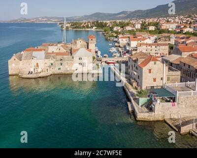 Spalato, Croazia - Agosto 19 2019: Vista aerea, vecchio castello Kaštel Gomilica vicino Spalato, Croazia sulla costa dalmata. Luogo per le riprese del Trono di Spade. Foto Stock