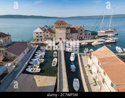 Spalato, Croazia - Agosto 19 2019: Vista aerea, vecchio castello Kaštel Gomilica vicino Spalato, Croazia sulla costa dalmata. Luogo per le riprese del Trono di Spade. Foto Stock