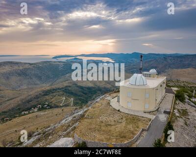 Spalato, Croazia - 14 2019 agosto: Una foto aerea dell'Osservatorio Mosor sulla montagna di Mosor, vicino Spalato in Dalmazia, Croazia al tramonto. Foto Stock