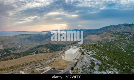 Spalato, Croazia - 14 2019 agosto: Una foto aerea dell'Osservatorio Mosor sulla montagna di Mosor, vicino Spalato in Dalmazia, Croazia al tramonto. Foto Stock