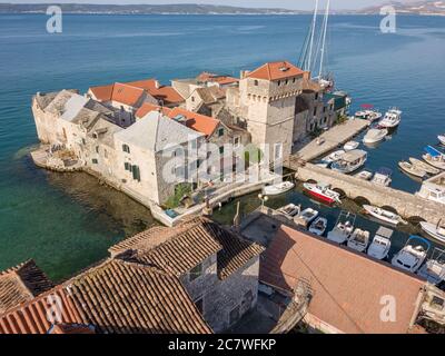 Spalato, Croazia - Agosto 19 2019: Vista aerea, vecchio castello Kaštel Gomilica vicino Spalato, Croazia sulla costa dalmata. Luogo per le riprese del Trono di Spade. Foto Stock