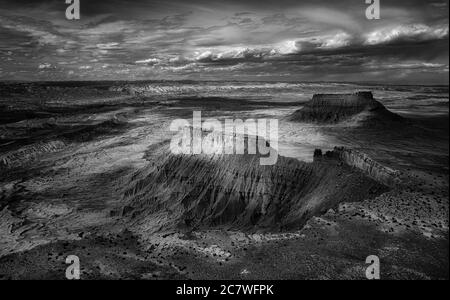 Foto in scala di grigi di un bellissimo paesaggio a Kanesville Mesa, Utah - perfetto per la carta da parati Foto Stock