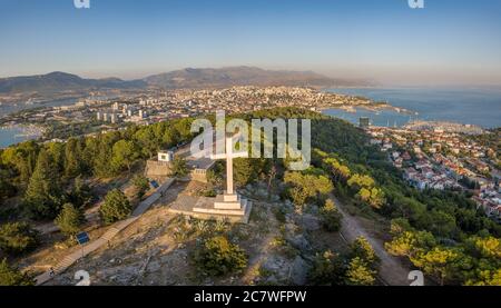 Spalato, Croazia - Agosto 17 2019: Una vista panoramica della città di Spalato, preso dalla cima della collina di Marjan e parco nei sobborghi in una serata d'estate. Foto Stock