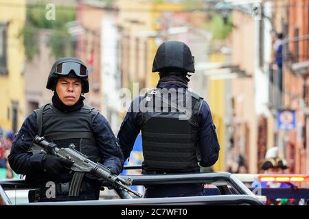 I membri della polizia militare messicana sfilano per le strade per celebrare il 251° compleanno dell'eroe messicano dell'indipendenza Ignacio Allende 21 gennaio 2020 a San Miguel de Allende, Guanajuato, Messico. Allende, di una ricca famiglia di San Miguel, ha giocato un ruolo importante nella guerra d'indipendenza contro la Spagna nel 1810 e successivamente onorato dalla sua città natale aggiungendo il suo nome. Foto Stock