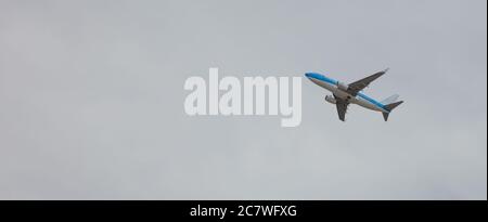 KIEV, UCRAINA - 08 LUGLIO 2020: Aereo passeggeri KLM Royal dutch Airlines Boeing 737 volare all'aeroporto. Aereo. Foto Stock