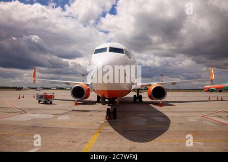 KIEV, UCRAINA - 08 LUGLIO 2020: Aereo SkyUp linea aerea Boeing 737 in piedi all'aeroporto. Piani alla pista. Aereo passeggeri. Foto Stock