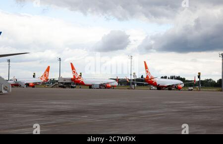 KIEV, UCRAINA - 08 LUGLIO 2020: Aereo SkyUp linea aerea Boeing 737 in piedi all'aeroporto. Piani alla pista. Aereo passeggeri. Foto Stock