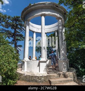 Yalta, Crimea - 5 luglio 2019. Gazebo in argento sul monte Pendikul nella riserva naturale della foresta di montagna. Foto Stock