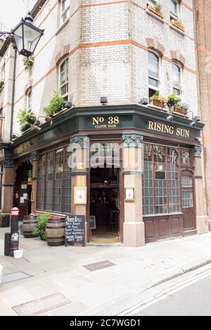 L'ingresso alla Rising Sun Public House on Cloth Fair, Smithfield, Londra, EC1, Regno Unito Foto Stock