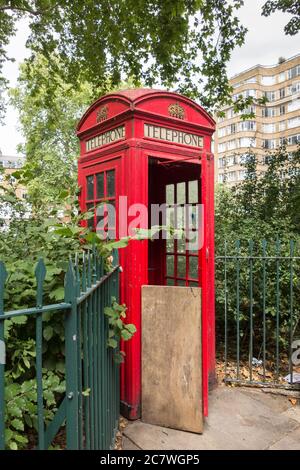 Un iconico chiosco telefonico rosso Gilbert Scott K6 su Charterhouse Square, Londra, EC1, Regno Unito Foto Stock