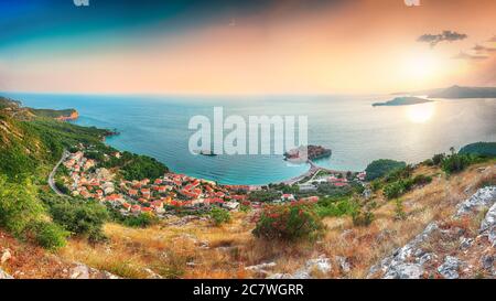 Vista aerea del tramonto dell'isolotto Sveti Stefan dalla chiesa di st. Punto di osservazione di Sava. Posizione: chiesa punto di vista di San Sava, Montenegro, Balcani, mare Adriatico, e Foto Stock