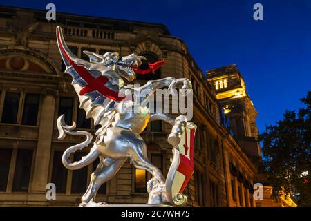 Inghilterra, Londra, Città di Londra, Statua di Griffin che Marchiava Boundry della Città di Londra Foto Stock