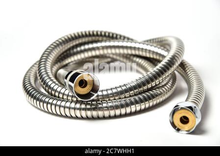 Flessibile tubo in acciaio inox per doccia su fondo bianco Foto Stock