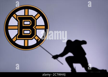 TORONTO, CANADA, 17. LUGLIO: Logo Boston Bruins. Giocatore professionista di hockey NHL festeggia il gol. Foto silhouette, Modifica spazio Foto Stock