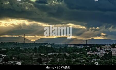 Glasgow, Scozia, Regno Unito 19 luglio 2020: Regno Unito Meteo: Raggi di Dio, raggi di sole o raggi Crepuscolari su Clydebank e il ponte di erskine con la penisola cowal come sfondo. Credit: Gerard Ferry/Alamy Live News Foto Stock