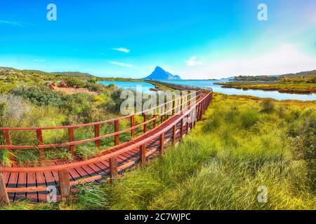 Alba da un passaggio pedonale alla spiaggia di Porto Taverna. Ubicazione: Loiri Porto San Paolo, provincia Olbia Tempio, Sardegna, Italia, Europa Foto Stock