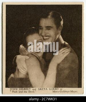 "Love Scenes from Famous Films" scheda di sigaretta di Kensitas - John Gilbert e Greta Gabo in "Carne e il Diavolo". Seconda serie pubblicata nel 1932 da J. WiX & Sons Ltd Foto Stock