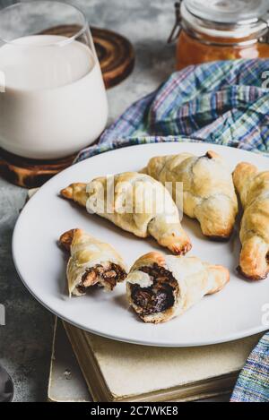 Croissant ripieni di noci e cioccolato per colazione Foto Stock