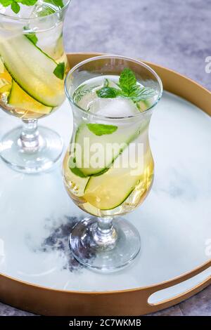 Coda di mocktail con succo di mela e di sambuco con cetrioli, menta e cubetti di ghiaccio - rinfrescante bevanda analcolica estiva Foto Stock