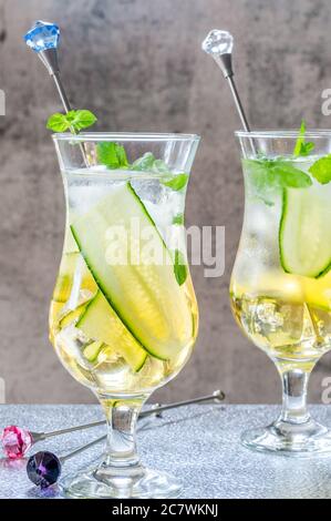 Coda di mocktail con succo di mela e di sambuco con cetrioli, menta e cubetti di ghiaccio - rinfrescante bevanda analcolica estiva Foto Stock