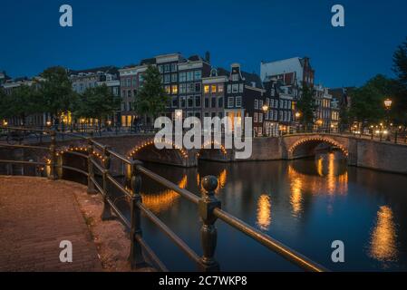 I canali illuminati di notte, Amsterdam, Paesi Bassi Foto Stock