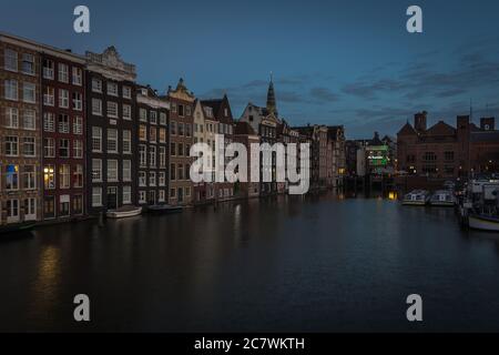 La notte comincia a cadere nei canali di Amsterdam, nei Paesi Bassi, nei Paesi Bassi Foto Stock