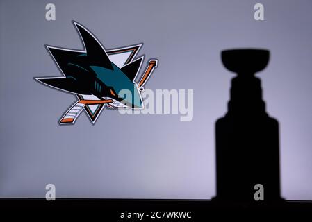 TORONTO, CANADA, 17. LUGLIO: San Jose SharksLogo del club NHL sullo schermo. Silhouette Trofeo Stenley Cup. Foto Stock