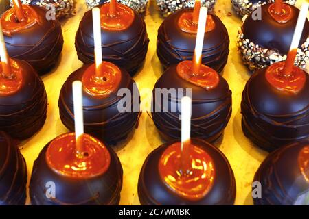 Mela ricoperta di cioccolato in un negozio Foto Stock