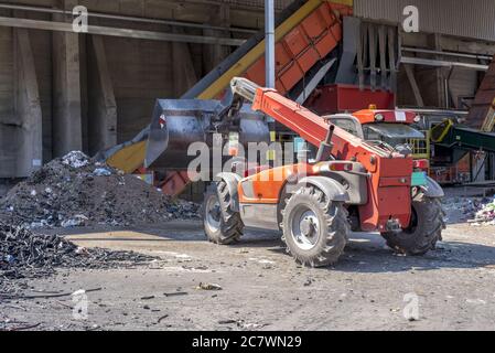 Caricatore per il trasporto del suolo e dei rifiuti in un trattamento dei rifiuti pianta Foto Stock