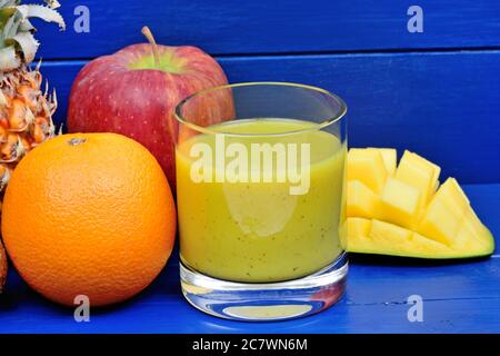 Delizioso frullato detox in un bicchiere su un tavolo di legno Foto Stock