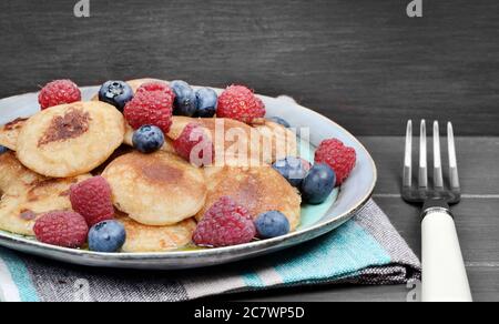 Frittelle con frutti di bosco e sciroppo d'acero da vicino Foto Stock
