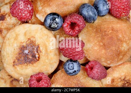 Primo piano di mini frittelle con frutti di bosco Foto Stock