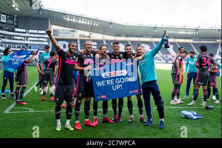 (L-r) Tyler Roberts, Luke Ayling, Barry Douglas, ben White (in prestito da Brighton & Hove Albion), Stuart Dallas& Kalvin Phillips, i festeggiamenti promozionali di Leeds United si svolgono a tempo pieno durante la partita del campionato Sky Bet tra Derby County e Leeds United all'iPro Stadium di Derby, Inghilterra. Gli stadi di calcio intorno rimangono vuoti a causa della pandemia del Covid-19, in quanto le leggi governative in materia di allontanamento sociale vietano i tifosi all'interno dei locali, il che comporta la partita di tutte le partite a porte chiuse fino a nuovo avviso il 19 luglio 2020. Foto di Andy Rowland. Foto Stock