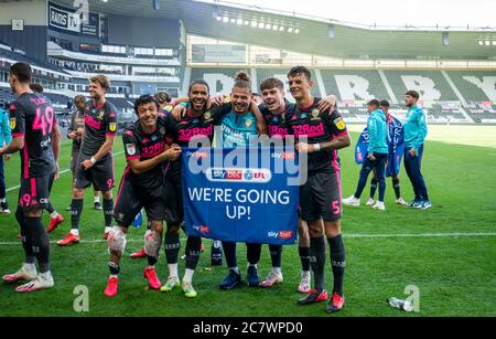 (L-r) Ian Poveda-Ocampo, Tyler Roberts, Kalvin Phillips, Leif Davis & ben White (in prestito da Brighton & Hove Albion), i festeggiamenti promozionali di Leeds United si svolgono a tempo pieno durante la partita del campionato Sky Bet tra Derby County e Leeds United presso lo stadio iPro di Derby, Inghilterra. Gli stadi di calcio intorno rimangono vuoti a causa della pandemia del Covid-19, in quanto le leggi governative in materia di allontanamento sociale vietano i tifosi all'interno dei locali, il che comporta la partita di tutte le partite a porte chiuse fino a nuovo avviso il 19 luglio 2020. Foto di Andy Rowland. Foto Stock