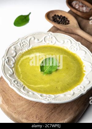 Piatto di zuppa di asparagi in stile "knolling" su sfondo bianco. Foto Stock