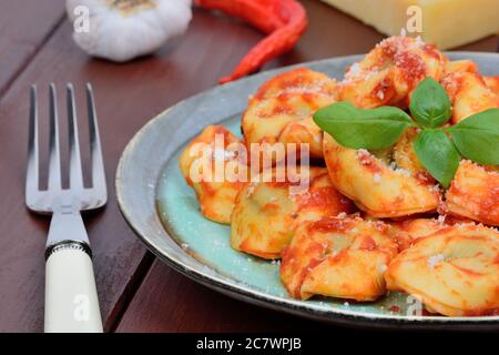 Tortellini tradizionali italiani in un piatto a tavola Foto Stock