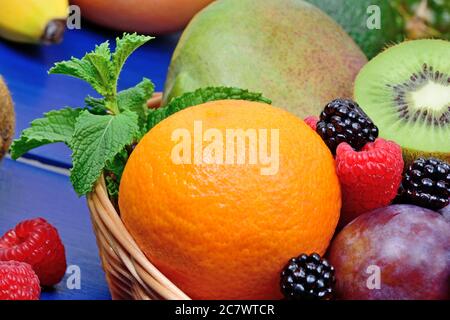 Mescolare la frutta colorata in un cestino sul tavolo Foto Stock