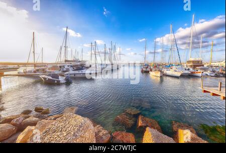 Fantastica vista serale del porto di Alghero. Mare Mediterraneo. Ubicazione: Alghero, Provincia di Sassari, Italia, Europa Foto Stock